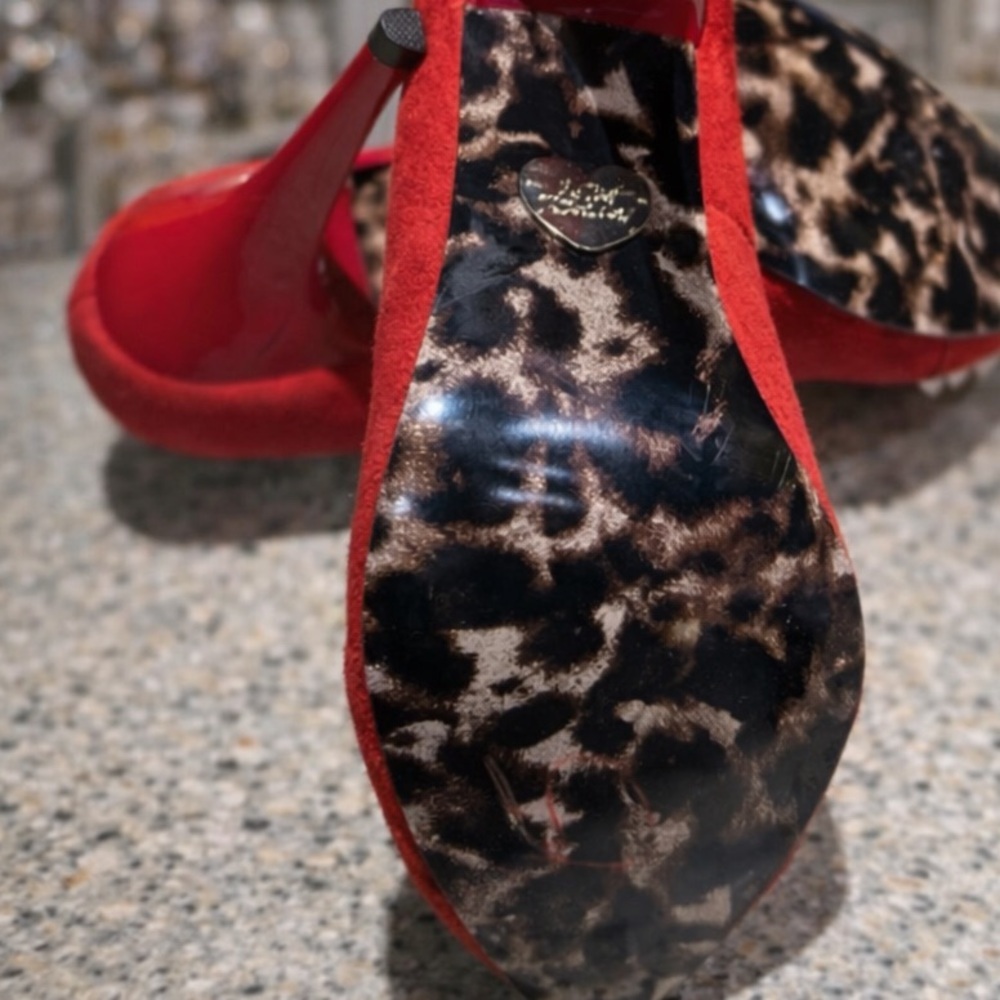 Betsy Johnson Red Suede Studded Pointed Toe Heels Leopard Sole Size 8 - Picture 7 of 8